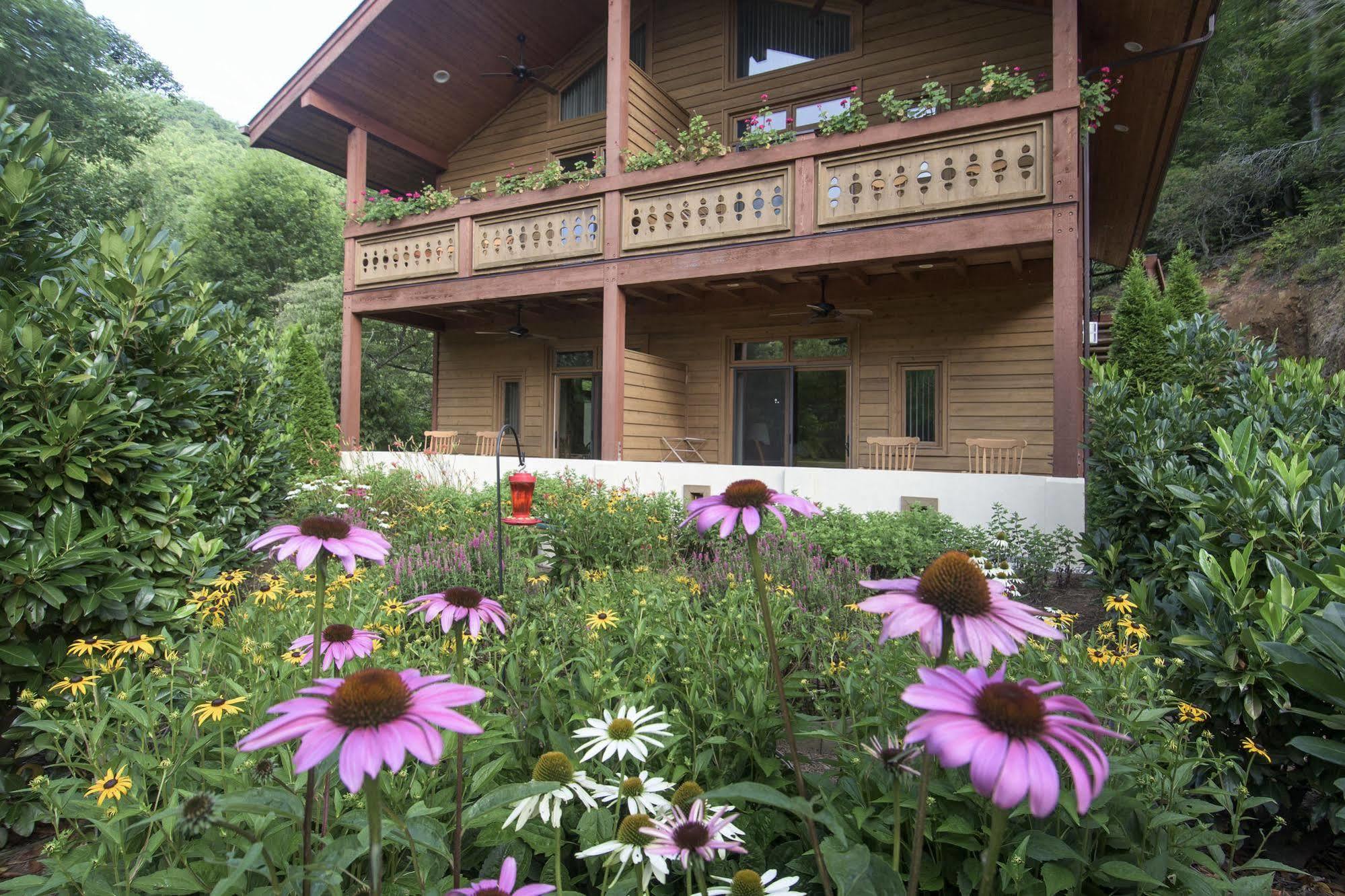 The Chalet Suites Boutique Hotel Whittier Exterior photo